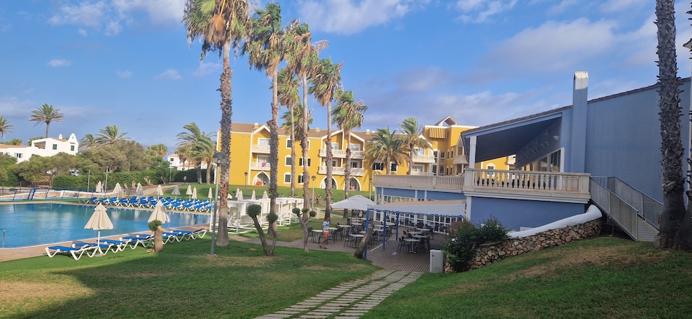 Vibra Blanc Palace Aparthotel — Hotel building in Santandria, Balearic Islands