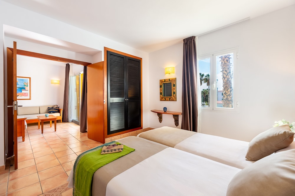 Vibra Blanc Palace Aparthotel — Hotel rooms in Santandria, Balearic Islands