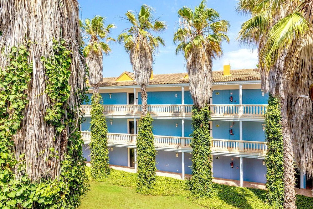 Vibra Blanc Palace Aparthotel — Hotel building in Santandria, Balearic Islands