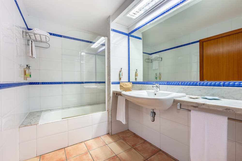 Vibra Blanc Palace Aparthotel — Hotel rooms in Santandria, Balearic Islands