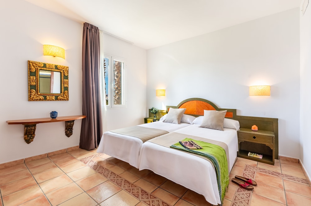 Vibra Blanc Palace Aparthotel — Hotel rooms in Santandria, Balearic Islands