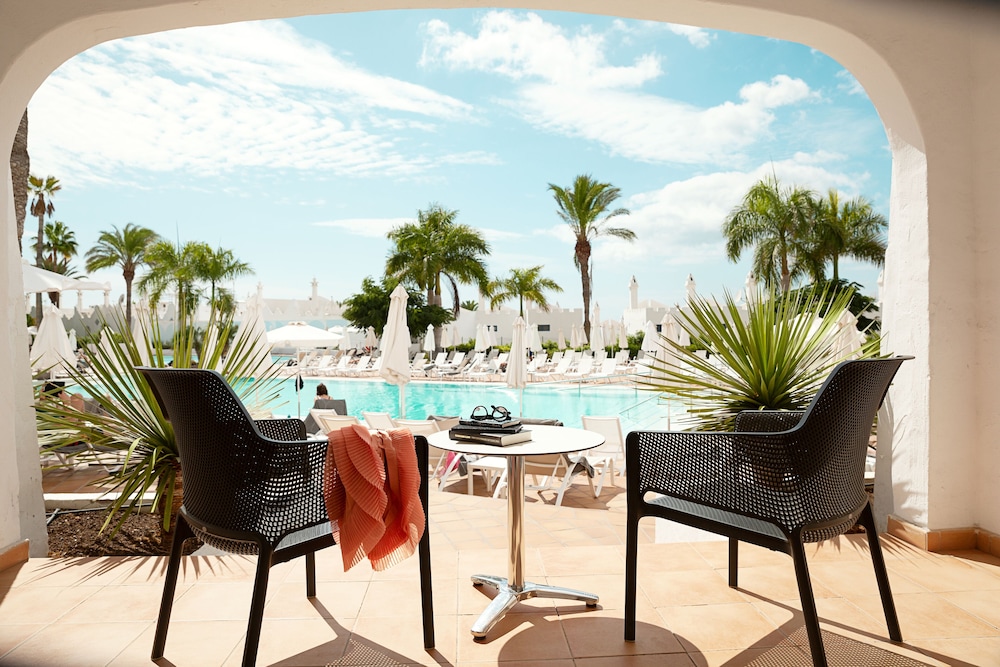 Sunprime Atlantic View Suite & Spa — Swimming pool in Playa del Ingles, Canary Islands