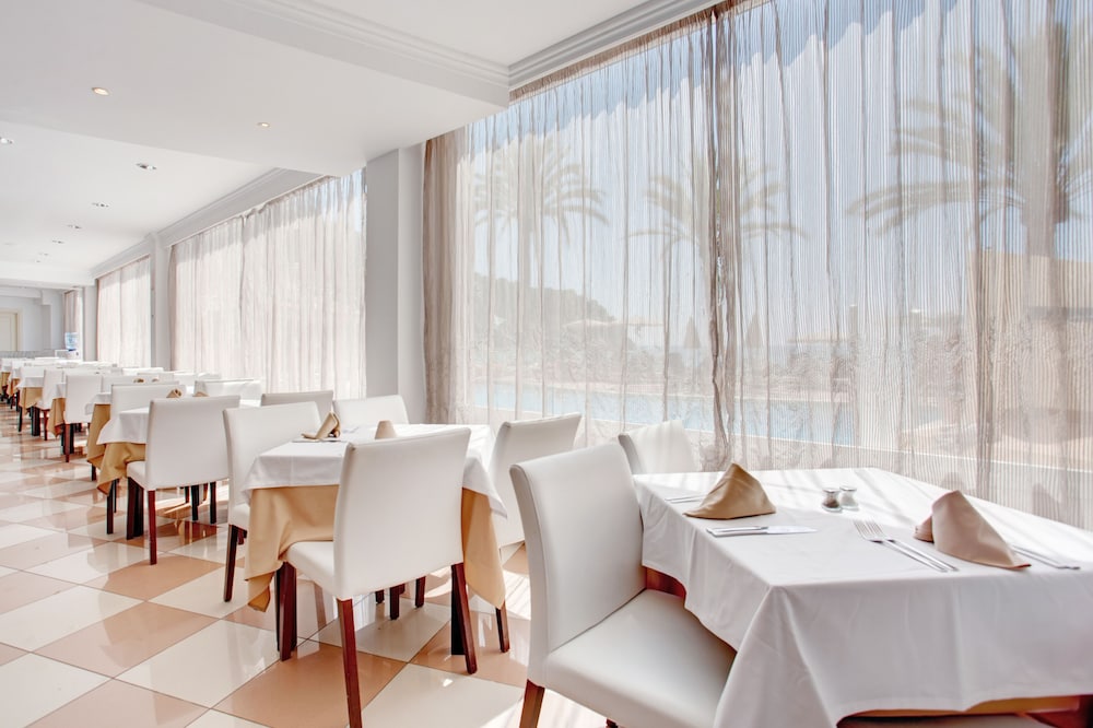 Grupotel Imperio Playa — Restaurant & bars in Cala San Vicente, Balearic Islands