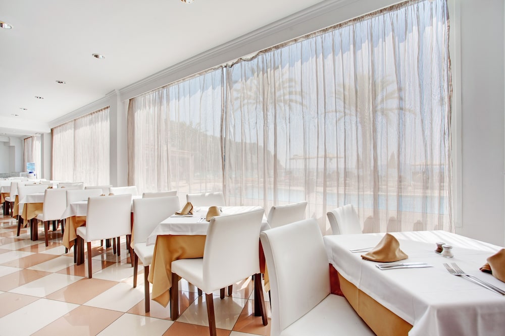 Grupotel Imperio Playa — Restaurant & bars in Cala San Vicente, Balearic Islands