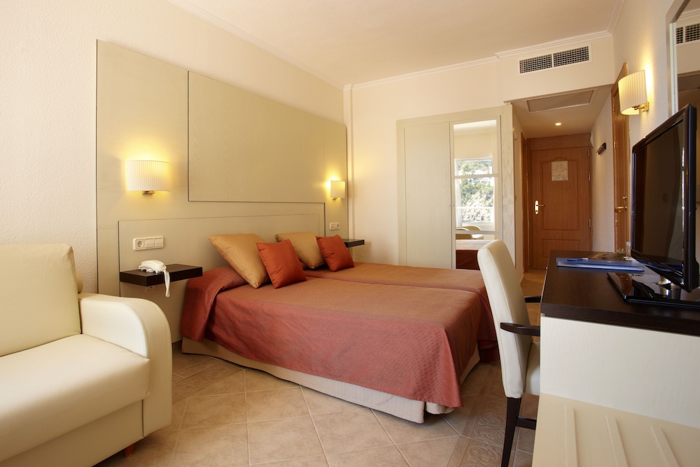 Grupotel Imperio Playa — Hotel rooms in Cala San Vicente, Balearic Islands