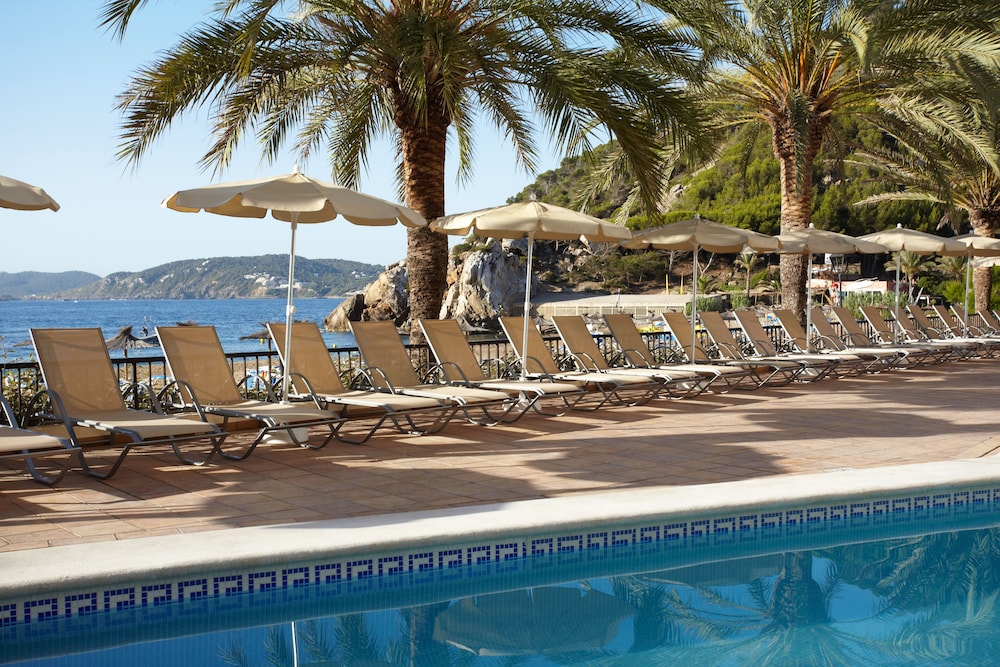 Grupotel Imperio Playa — Swimming pool in Cala San Vicente, Balearic Islands