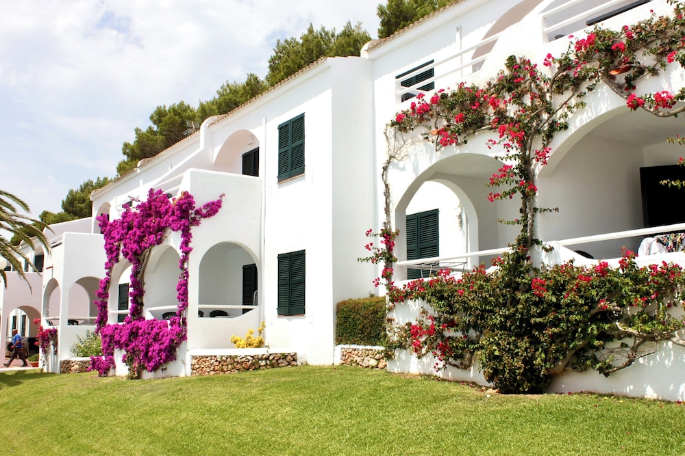 Aparthotel Playa Parc — Hotel building in Son Parc, Balearic Islands