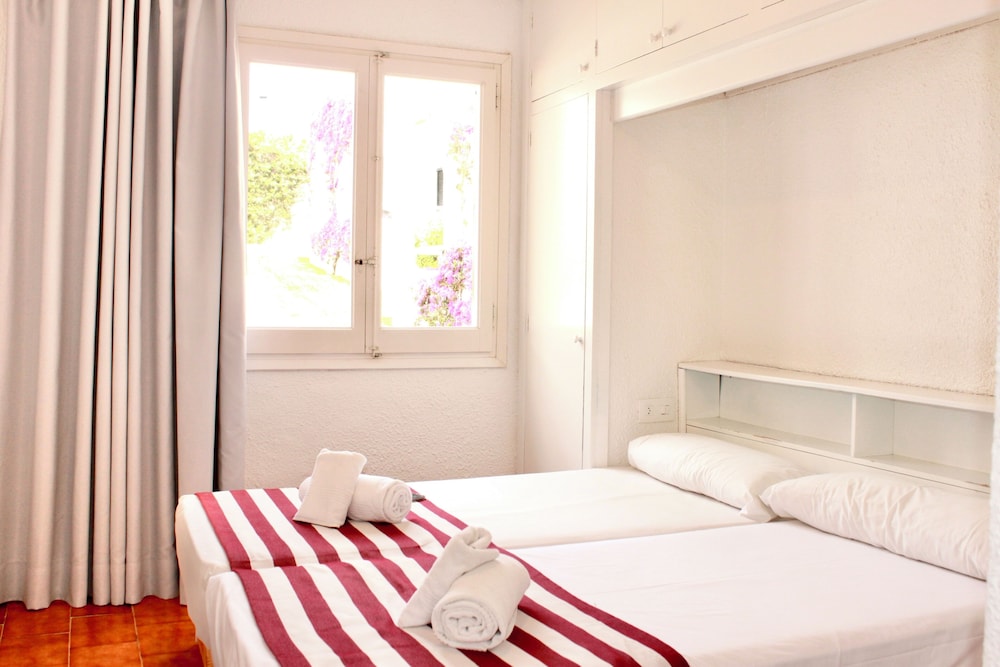 Aparthotel Playa Parc — Hotel rooms in Son Parc, Balearic Islands