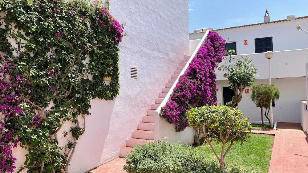 Aparthotel Playa Parc — Hotel building in Son Parc, Balearic Islands