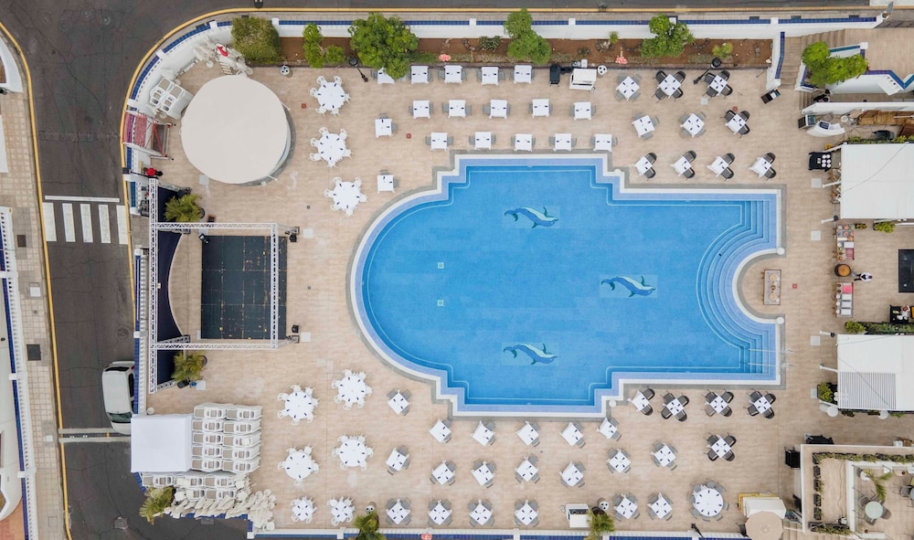 Ona Hollywood Mirage — Swimming pool in Los Cristianos, Canary Islands