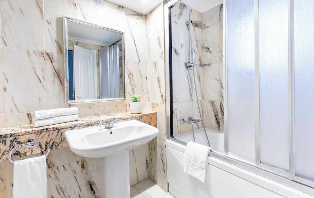 Ona Hollywood Mirage — Hotel rooms in Los Cristianos, Canary Islands