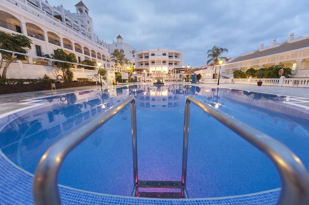 Ona Hollywood Mirage — Swimming pool in Los Cristianos, Canary Islands