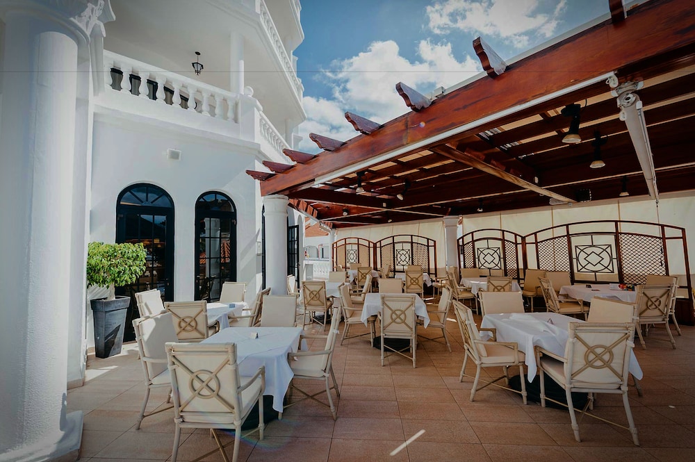Ona Hollywood Mirage — Restaurant & bars in Los Cristianos, Canary Islands