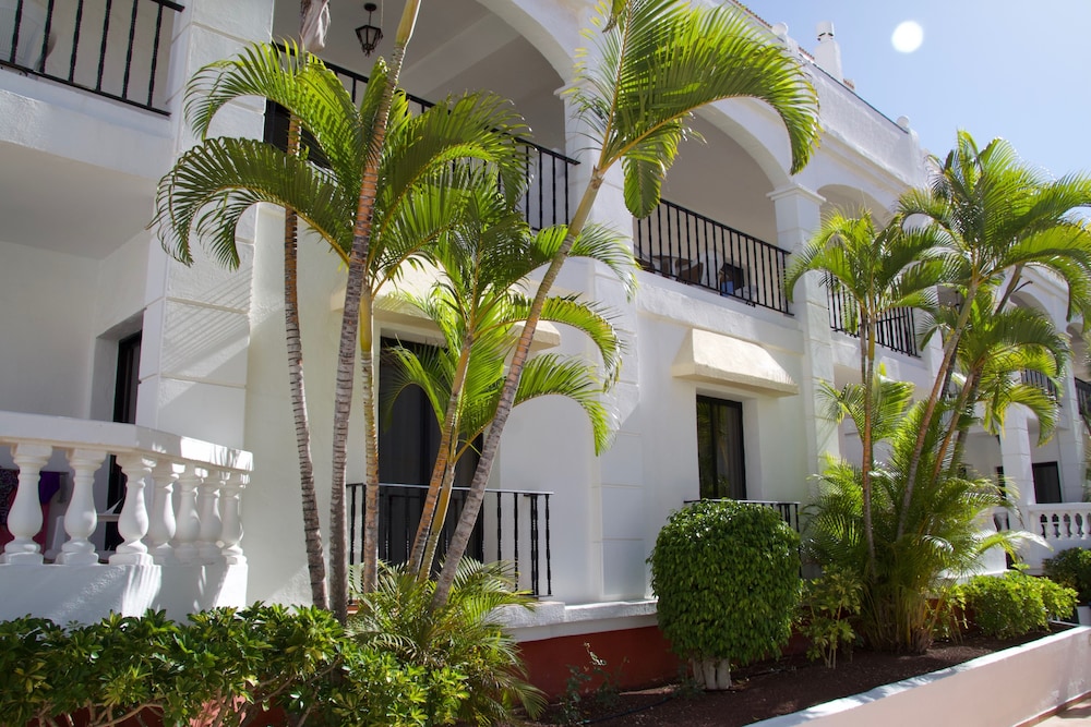 Ona Hollywood Mirage — Hotel building in Los Cristianos, Canary Islands
