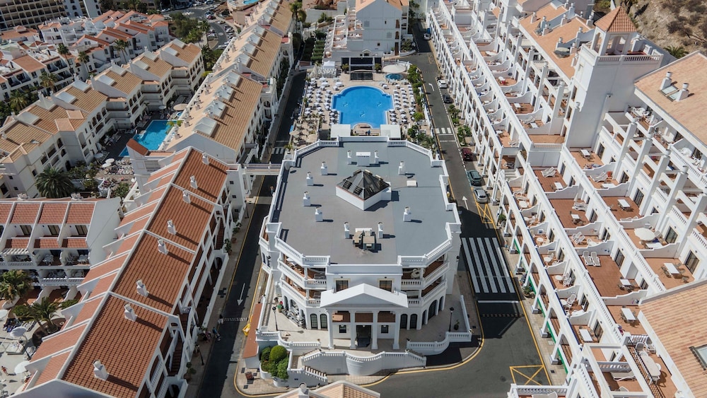 Ona Hollywood Mirage — Hotel building in Los Cristianos, Canary Islands