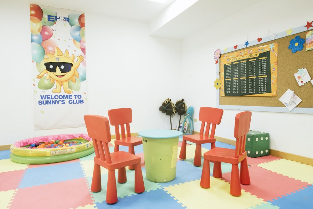 Ona Hollywood Mirage — Attractions for children in Los Cristianos, Canary Islands