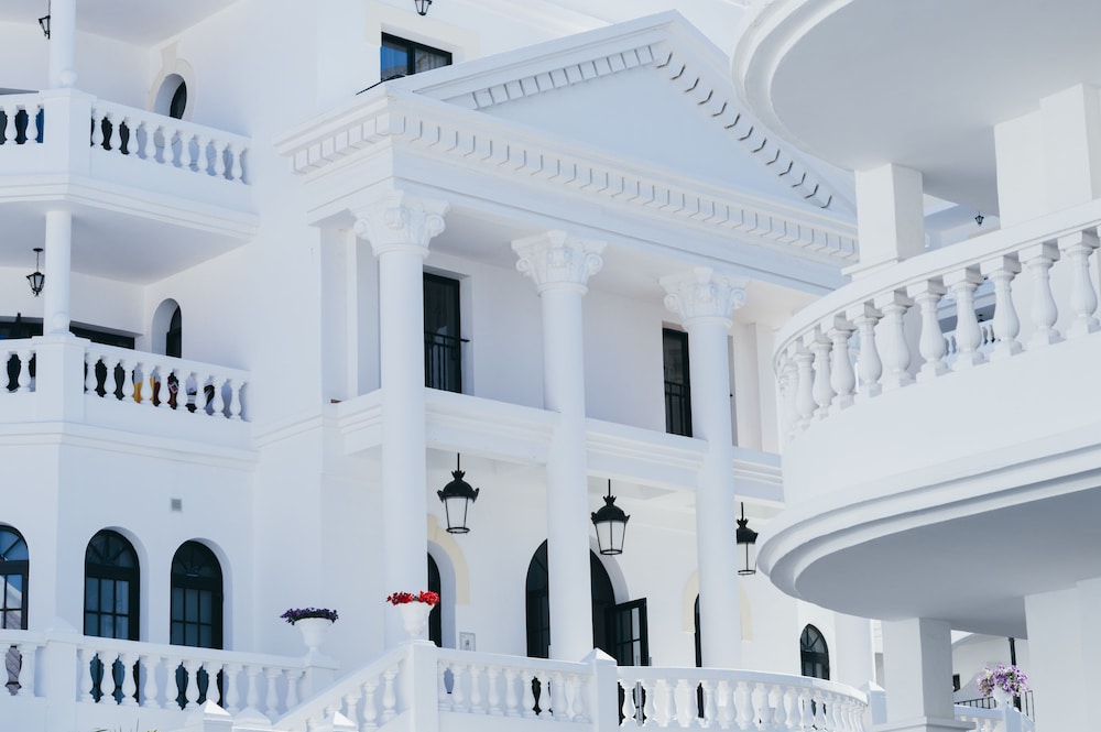 Ona Hollywood Mirage — Hotel building in Los Cristianos, Canary Islands