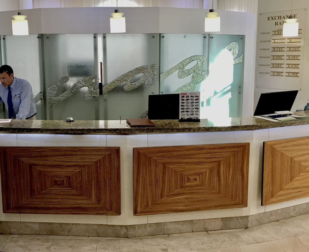 Ona Hollywood Mirage — Hotel building in Los Cristianos, Canary Islands
