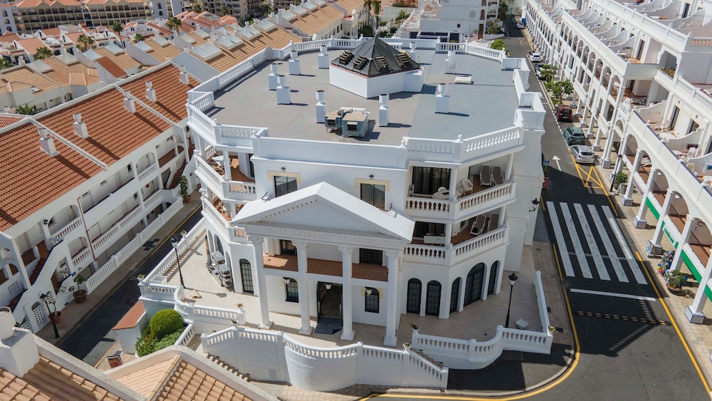 Ona Hollywood Mirage — Hotel building in Los Cristianos, Canary Islands