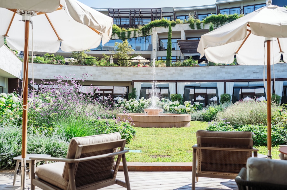 A-ROSA Gardasee — Hotel building in Salo, Lombardy