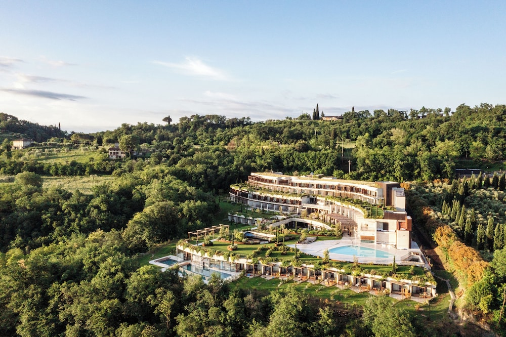 A-ROSA Gardasee — Hotel building in Salo, Lombardy