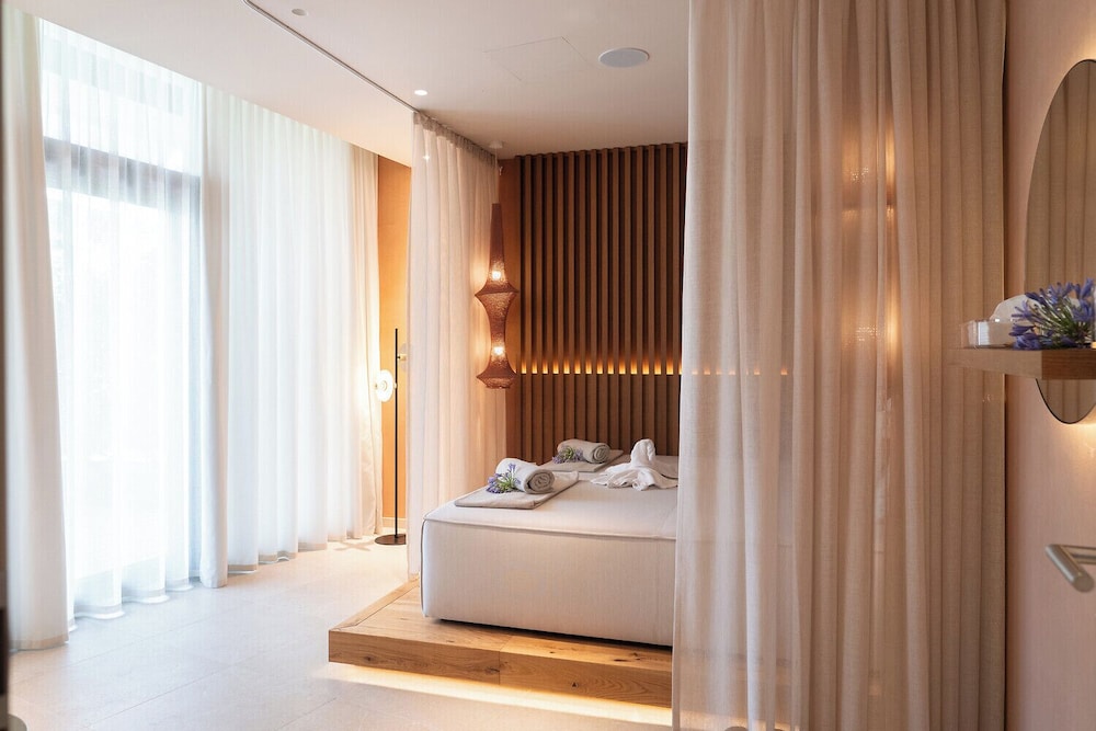 A-ROSA Gardasee — Hotel rooms in Salo, Lombardy