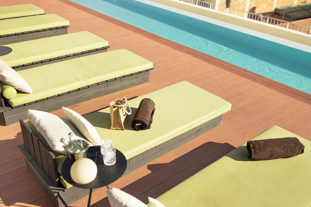 Hotel Orangine — Swimming pool in Barcelona, Catalonia