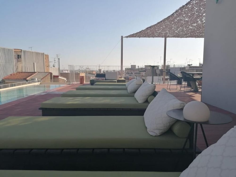 Hotel Orangine — Swimming pool in Barcelona, Catalonia