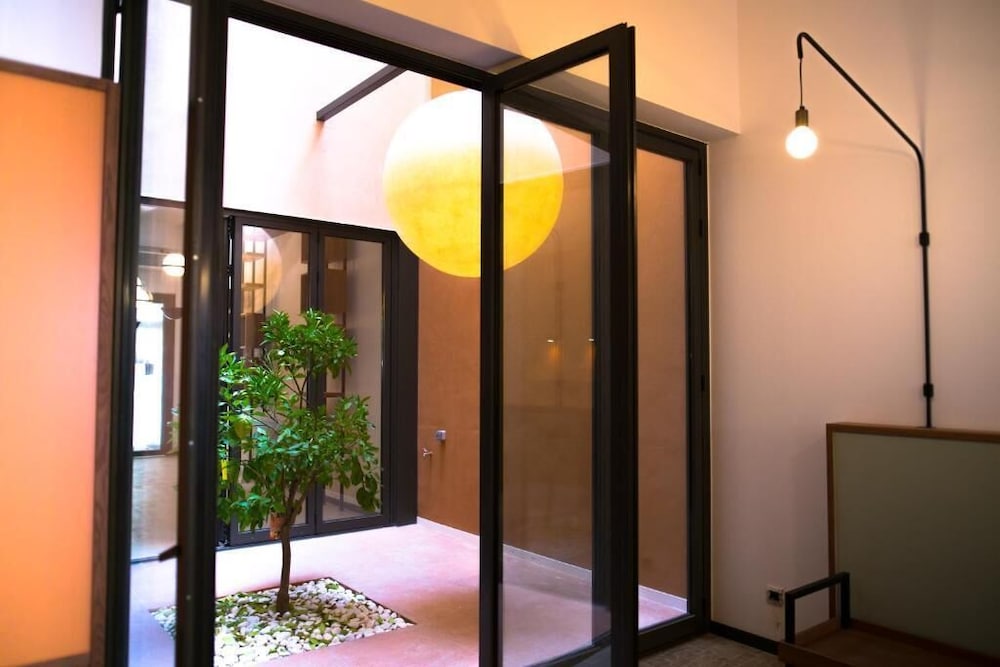 Hotel Orangine — Hotel building in Barcelona, Catalonia