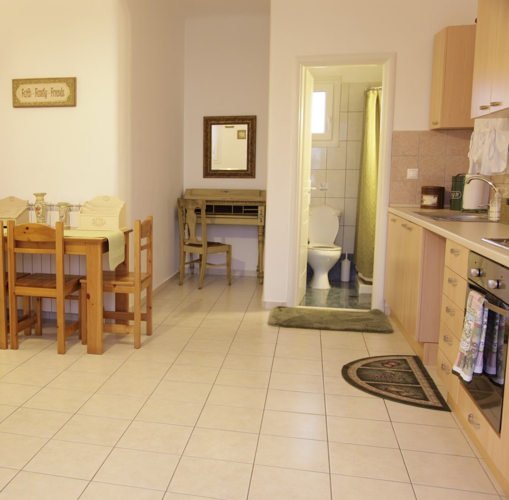 Eleni's Village Suites — Spa in Klouvas, South Aegean