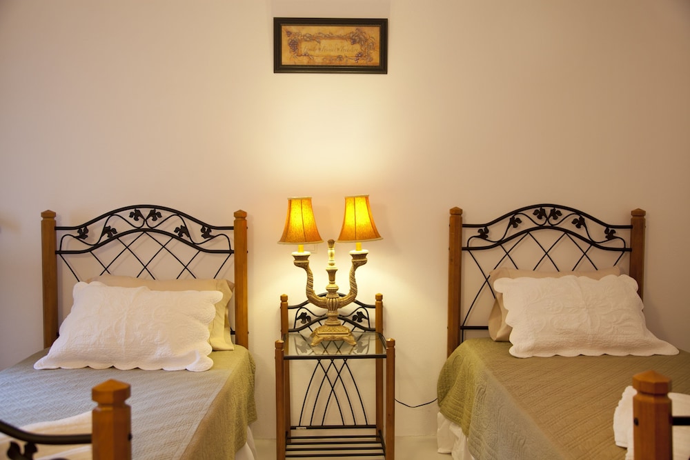 Eleni's Village Suites — Hotel rooms in Klouvas, South Aegean