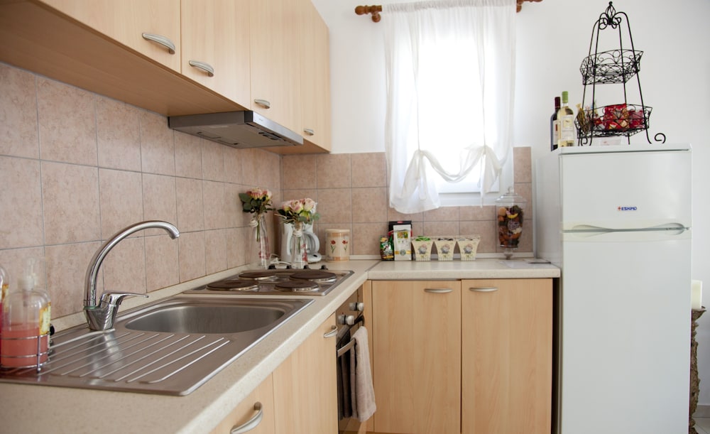 Eleni's Village Suites — Hotel rooms in Klouvas, South Aegean