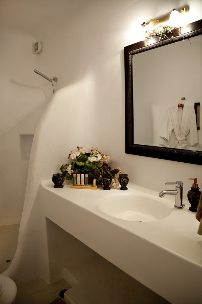 Eleni's Village Suites — Hotel rooms in Klouvas, South Aegean