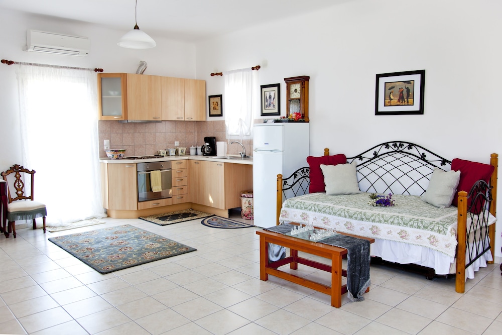 Eleni's Village Suites — Hotel rooms in Klouvas, South Aegean