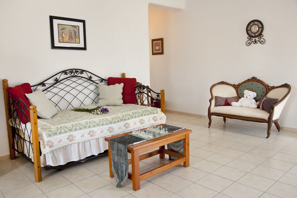 Eleni's Village Suites — Hotel rooms in Klouvas, South Aegean