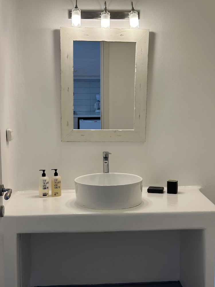 Eleni's Village Suites — Hotel rooms in Klouvas, South Aegean