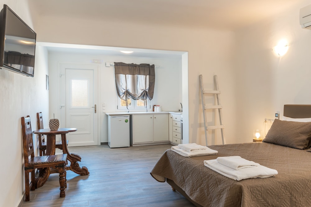 Eleni's Village Suites — Hotel rooms in Klouvas, South Aegean