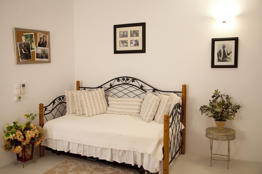 Eleni's Village Suites — Hotel rooms in Klouvas, South Aegean
