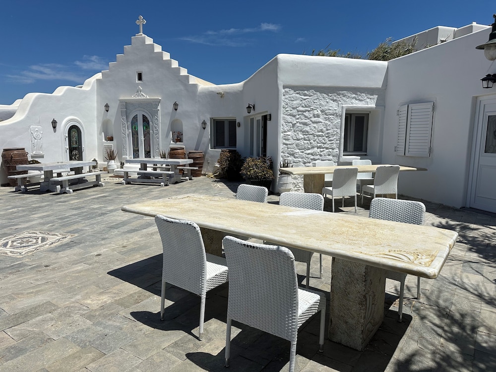 Eleni's Village Suites — Restaurant & bars in Klouvas, South Aegean