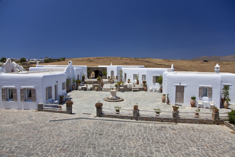 Eleni's Village Suites — Restaurant & bars in Klouvas, South Aegean
