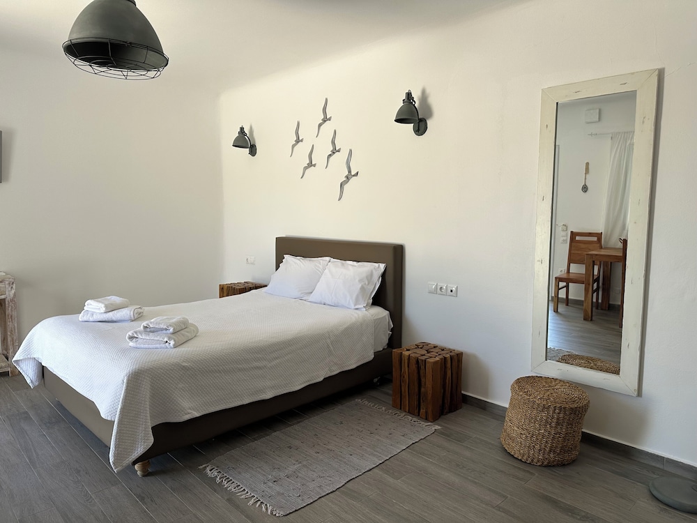 Eleni's Village Suites — Hotel rooms in Klouvas, South Aegean