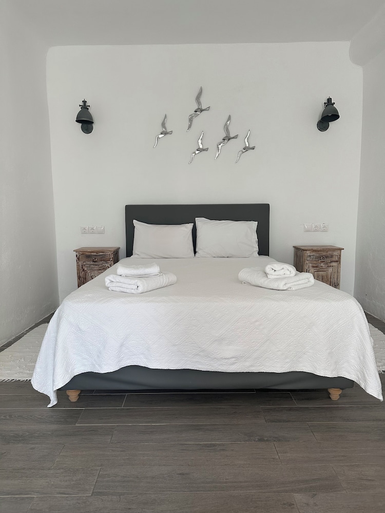 Eleni's Village Suites — Hotel rooms in Klouvas, South Aegean