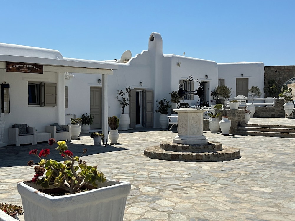 Eleni's Village Suites — Hotel building in Klouvas, South Aegean