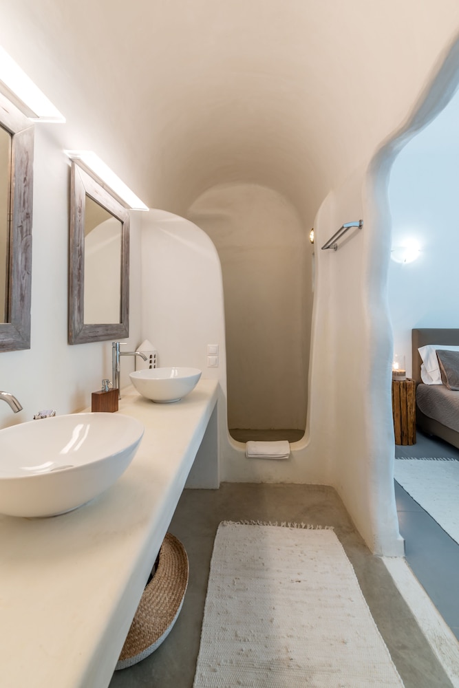 Eleni's Village Suites — Hotel rooms in Klouvas, South Aegean