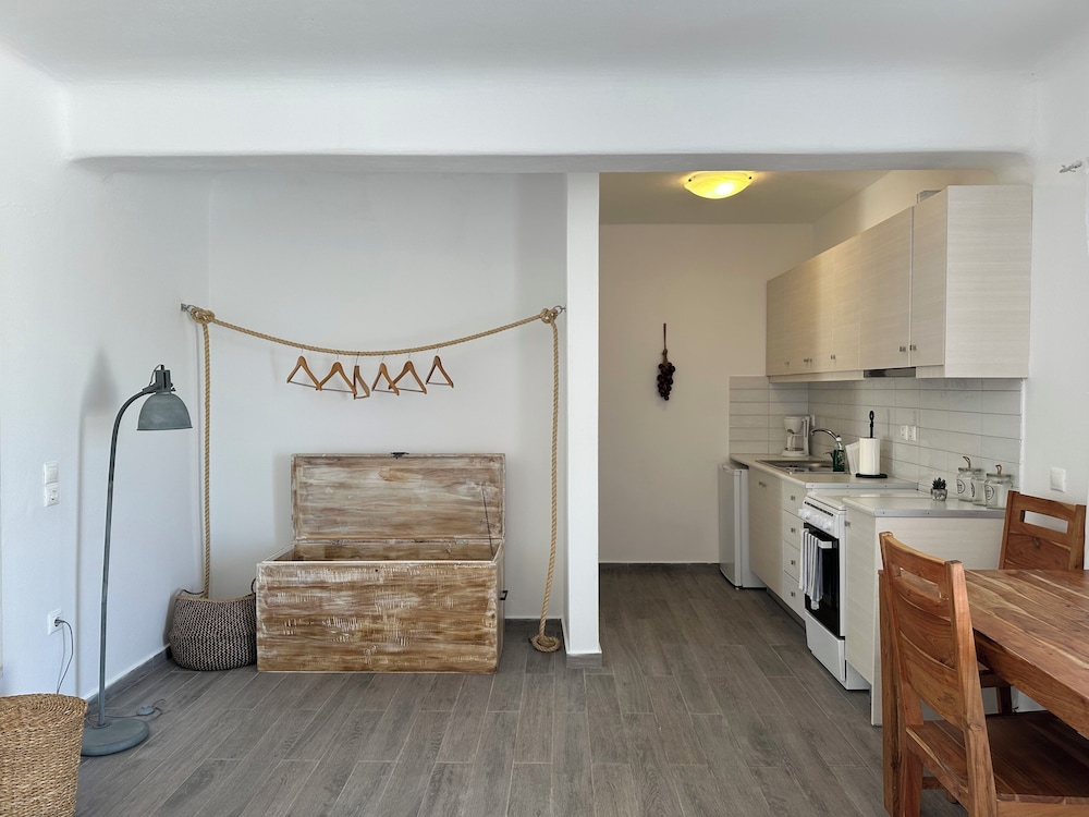 Eleni's Village Suites — Hotel rooms in Klouvas, South Aegean