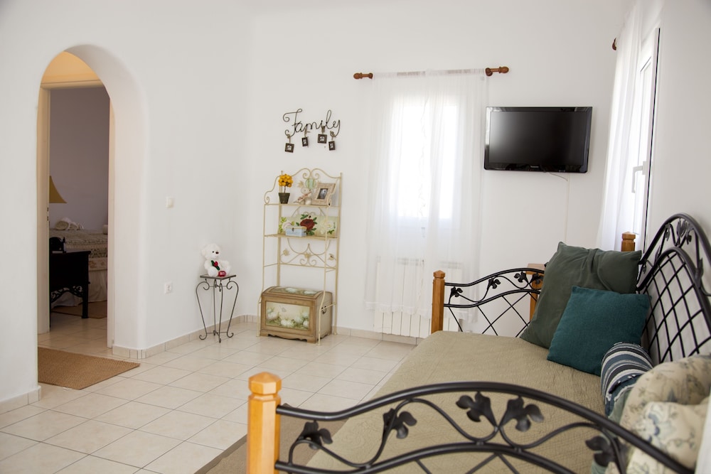 Eleni's Village Suites — Hotel rooms in Klouvas, South Aegean