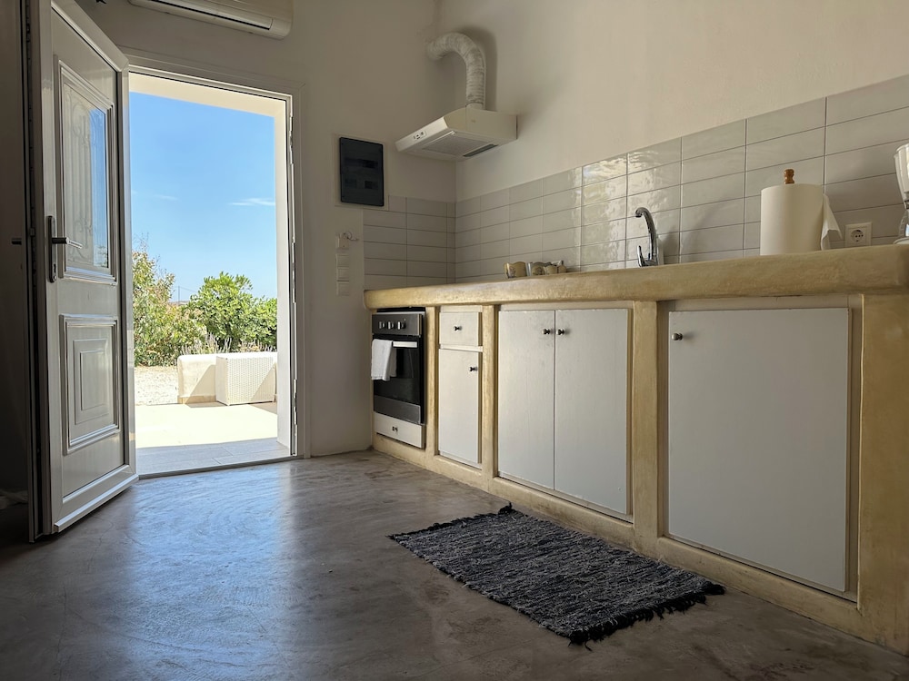 Eleni's Village Suites — Hotel rooms in Klouvas, South Aegean