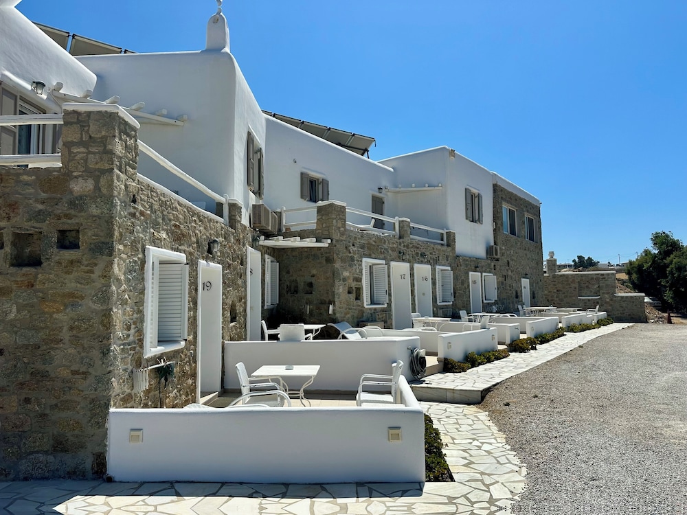 Eleni's Village Suites — Hotel building in Klouvas, South Aegean