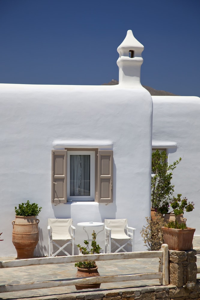 Eleni's Village Suites — Restaurant & bars in Klouvas, South Aegean