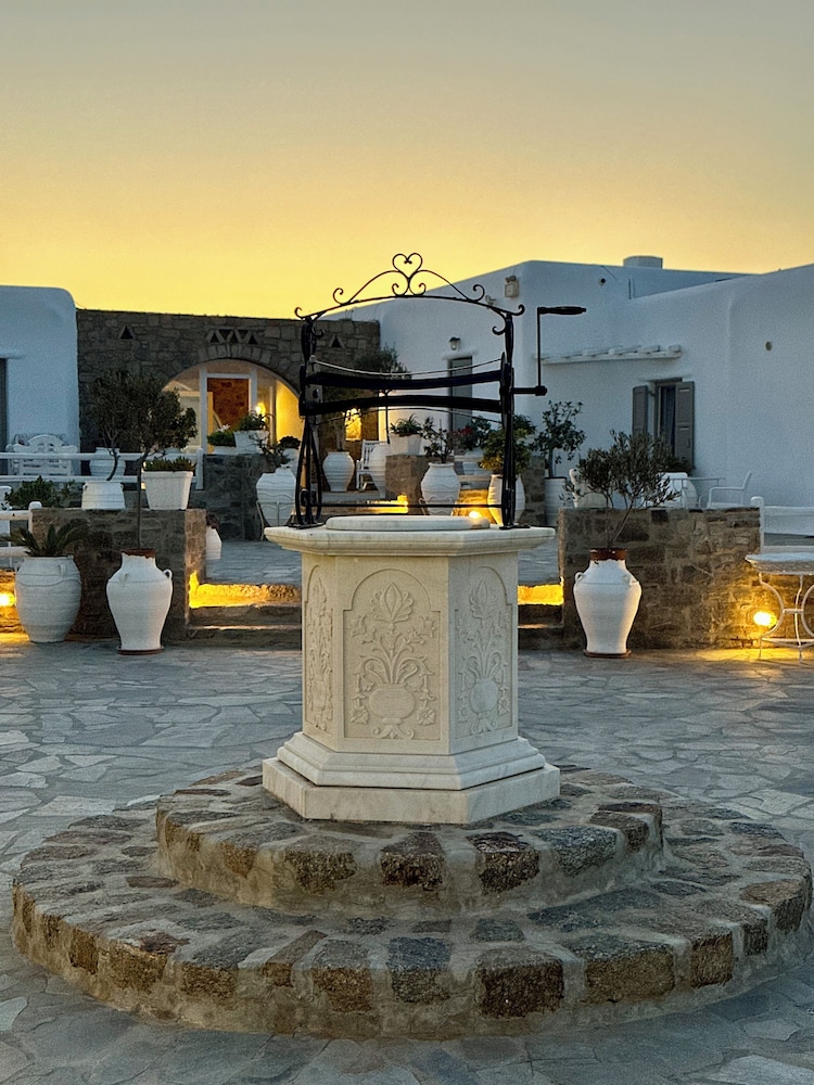 Eleni's Village Suites — Hotel building in Klouvas, South Aegean